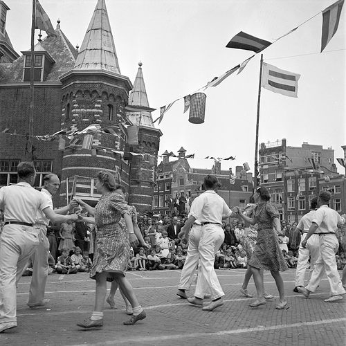 bevrijdingsfeest Nieuwmarkt (foto: Nationaal Archief)